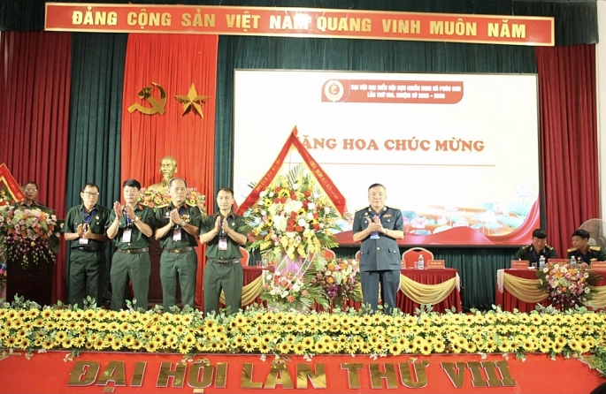 1.	Đồng chí Nguyễn Quốc Dũng tặng hoa chúc mừng Đại hội.