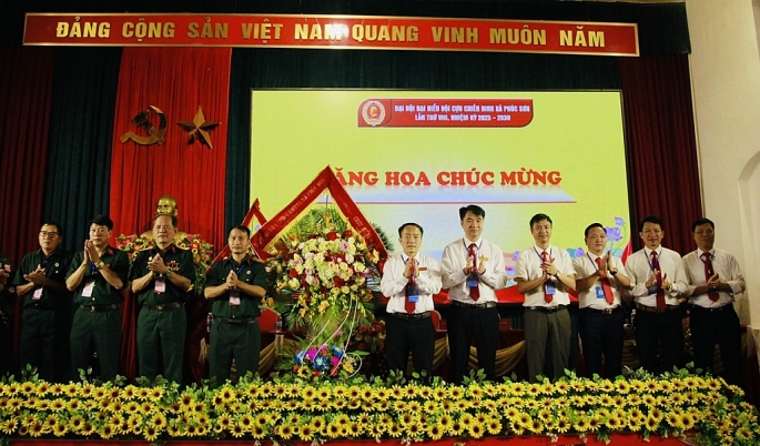 2.	Các đồng chí lãnh đạo Đảng ủy – HĐND – UBND - Ủy ban MTTQ xã Phúc Sơn tặng hoa chúc mừng Đại hội.