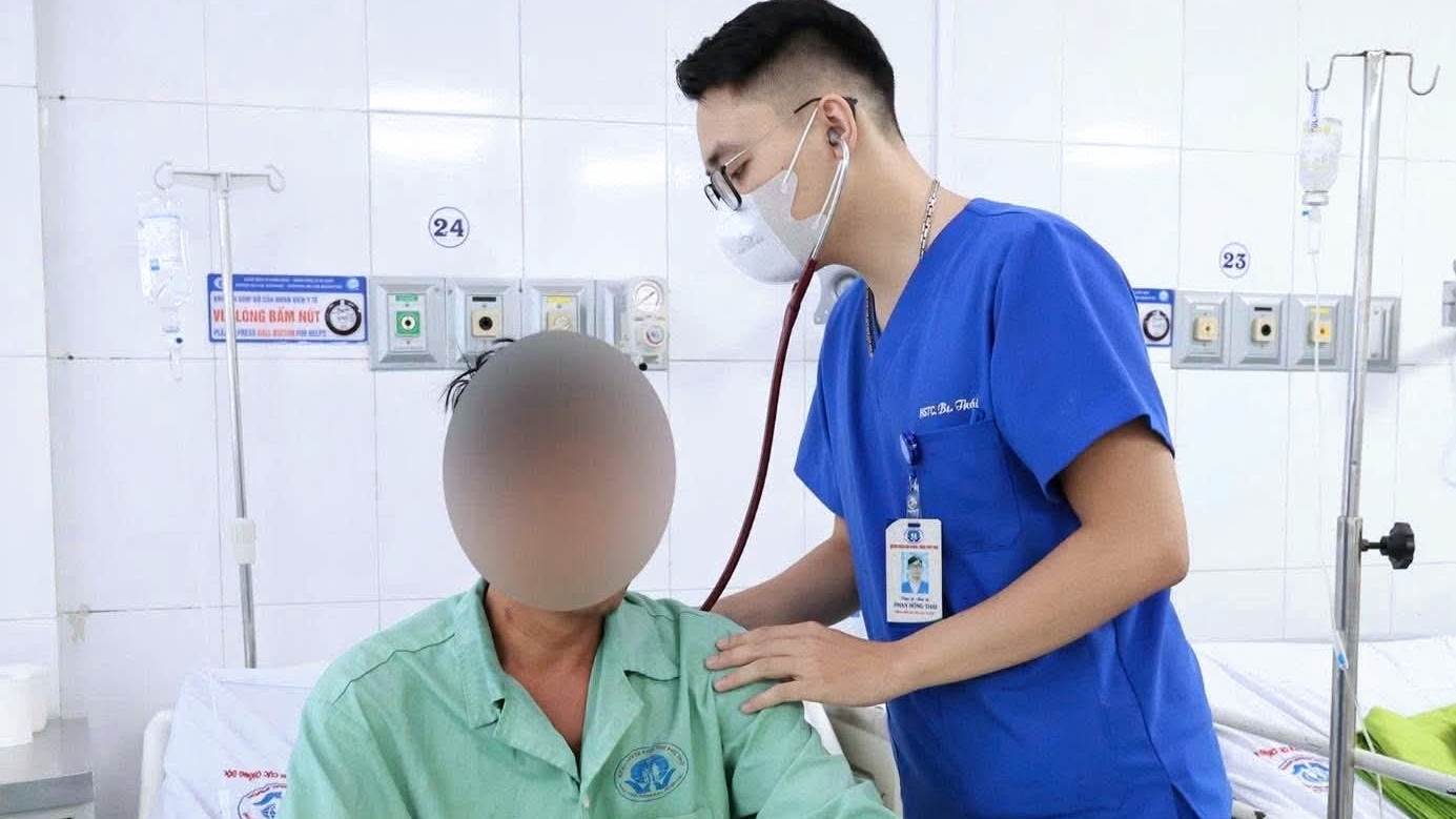 Cứu sống bệnh nhân ngừng tim nhiều lần sau khi sửa điện giúp hàng xóm