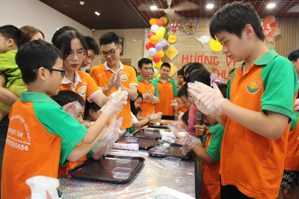 Tết Trung thu đến sớm với những em nhỏ đặc biệt Tết Trung thu đến sớm với những em nhỏ đặc biệt