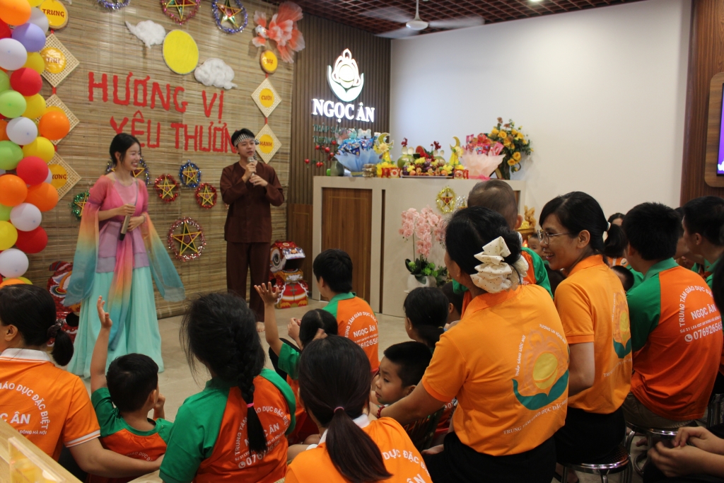 Tết Trung thu đến sớm với những em nhỏ đặc biệt Tết Trung thu đến sớm với những em nhỏ đặc biệt