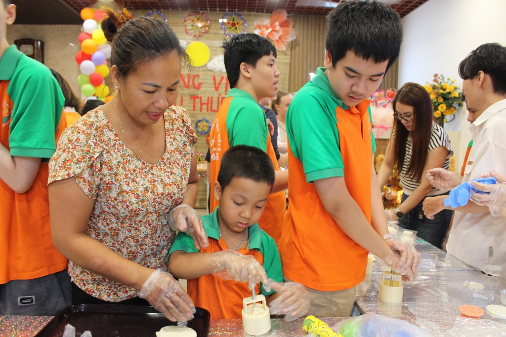 Tết Trung thu đến sớm với những em nhỏ đặc biệt Tết Trung thu đến sớm với những em nhỏ đặc biệt