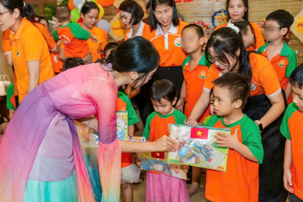 Tết Trung thu đến sớm với những em nhỏ đặc biệt Tết Trung thu đến sớm với những em nhỏ đặc biệt