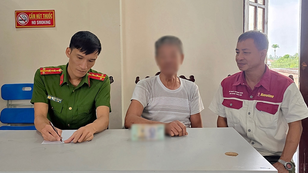 Ông lão U70 ở Hải Phòng suýt mất hàng trăm triệu sau cuộc gọi từ số lạ