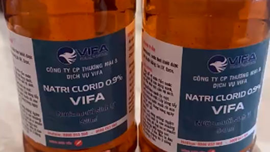 Mang chai nước muối ra sử dụng, nước chuyển từ trong sang màu nâu