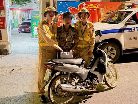 Đối tượng và phương tiện liên quan khi bị kiểm tra. Ảnh: CQCA