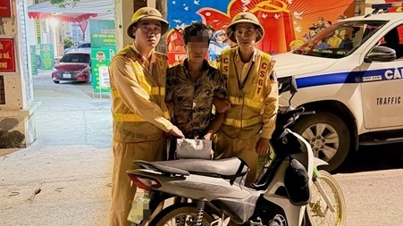 Từ nghi vấn nam thanh niên đi xe máy trên đường nghĩa trang thôn