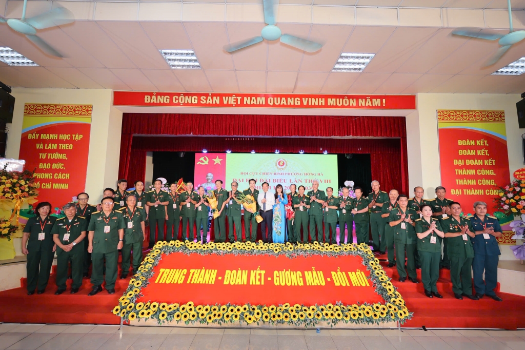 Đại tá Phạm Minh Chính – Ủy viên Ban Thường vụ, Phó Trưởng ban Công tác Hội CCB TP Hà Nội và Bí thư Đảng ủy, Chủ tịch HĐND phường Hồng Hà Bùi Tuấn Anh cùng lãnh đạo phường trao tặng hoa chúc mừng 27 đồng chí trúng cử vào Ban Chấp hành Hội CCB phường Hồng Hà khóa VIII Đại tá Phạm Minh Chính – Ủy viên Ban Thường vụ, Phó Trưởng ban Công tác Hội CCB TP Hà Nội và Bí thư Đảng ủy, Chủ tịch HĐND phường Hồng Hà Bùi Tuấn Anh cùng lãnh đạo phường trao tặng hoa chúc mừng 27 đồng chí trúng cử vào Ban Chấp hành Hội CCB phường Hồng Hà khóa VIII