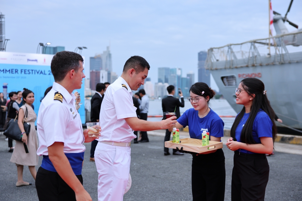 “Đắt khách” không kém là những ly mocktail của nhà Vinamilk. Các sản phẩm nước ép từ những loại trái cây nhiệt đới được biến tấu theo những công thức độc đáo để giữ trọn hương vị tươi mát, trở thành dư vị khó quên trong lòng thực khách quốc tế (Ảnh: Nguyễn Hoàng)./.