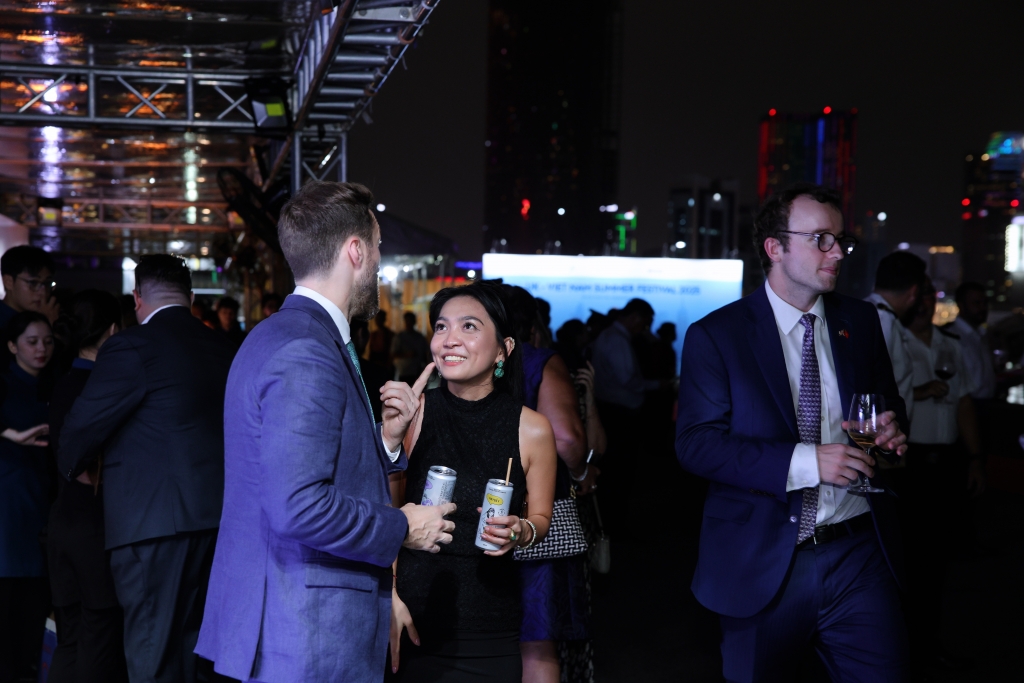 Được lên men chậm từ lá trà xanh hữu cơ theo cách ủ truyền thống trong 6 tháng dài, trà kombucha HAYĐẤY nhanh chóng lấy lòng những vị khách yêu thích đồ uống tốt cho sức khỏe (wellness drink). Hương trà ngào ngạt, lại có gaz và vị chua nhẹ ưng ý của những lon kombucha trở thành “chất xúc tác” thú vị cho những câu chuyện kết nối quốc tế. (Ảnh: Nguyễn Hoàng).