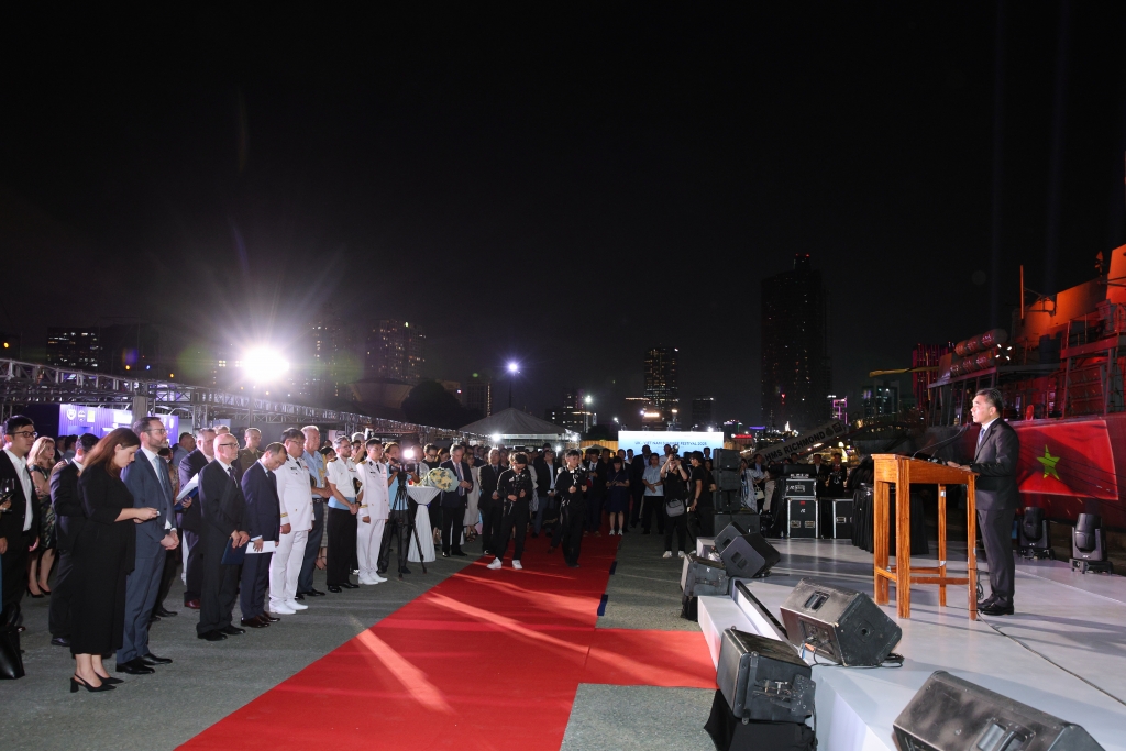 Nhân dịp này, Tổng Lãnh sự quán Anh tại TP.HCM đã tổ chức Lễ hội mùa hè Vương quốc Anh - Việt Nam 2025 (UK - Vietnam Summer Festival) để chào đón tàu HMS Richmond cũng như mừng kỷ niệm 15 năm nâng cấp quan hệ Đối tác Chiến lược Vương quốc Anh - Việt Nam. Chương trình có sự tham dự của đại diện các đại sứ quán, các lãnh sự quán tại TP.HCM, lãnh đạo TP.HCM và người đứng đầu các doanh nghiệp Anh tại Việt Nam (Ảnh: Nguyễn Hoàng).