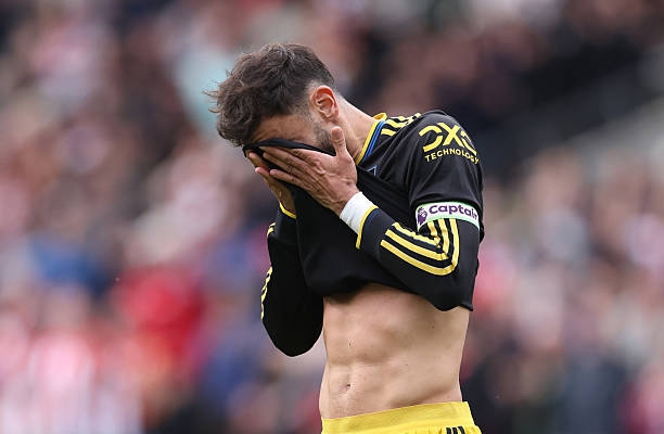 Bruno Fernandes hỏng phạt đền, Man Utd thua thảm trước Brentford Bruno Fernandes hỏng phạt đền, Man Utd thua thảm trước Brentford