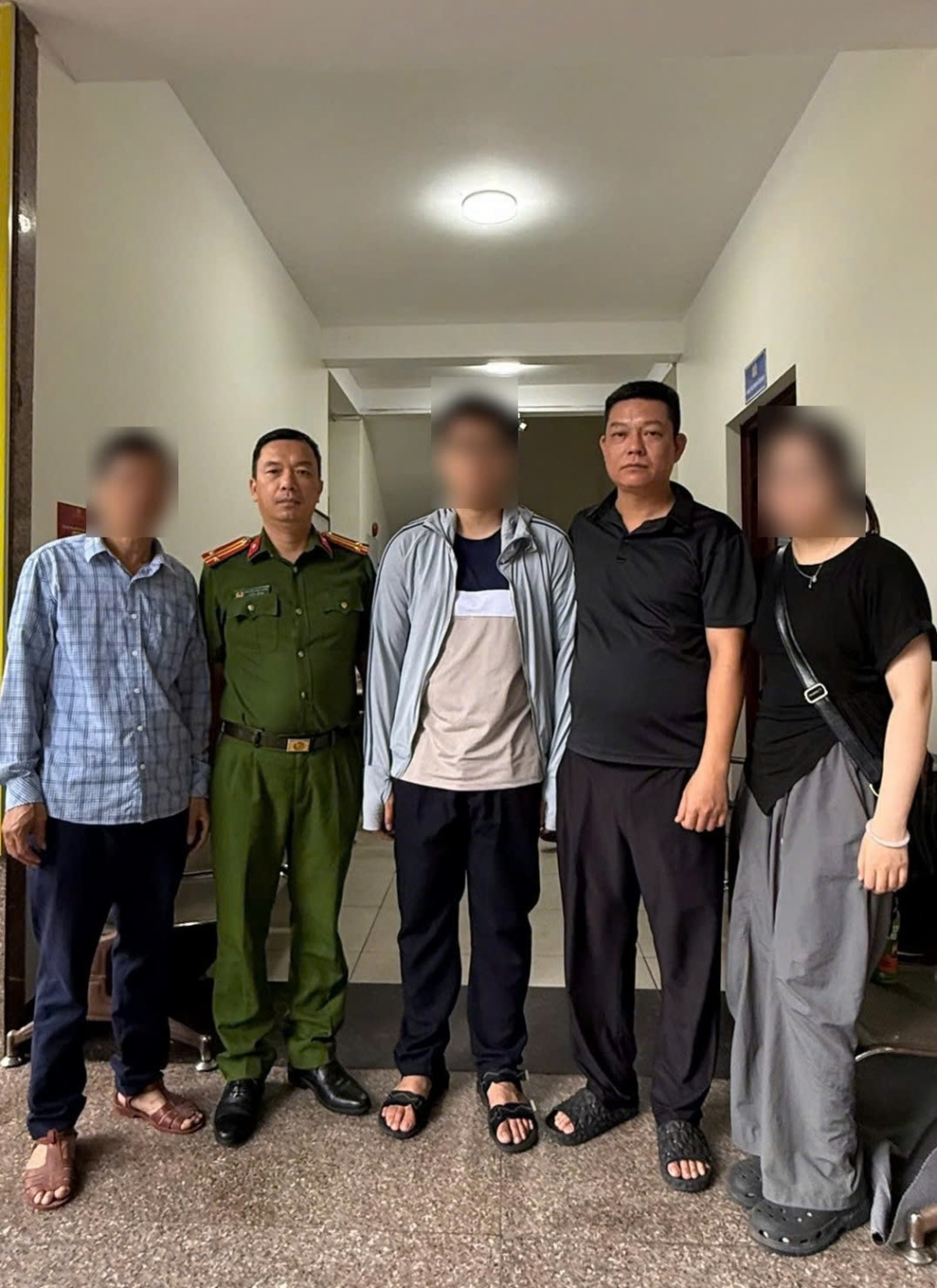 Công an phường bàn giao nam sinh viên cho gia đình