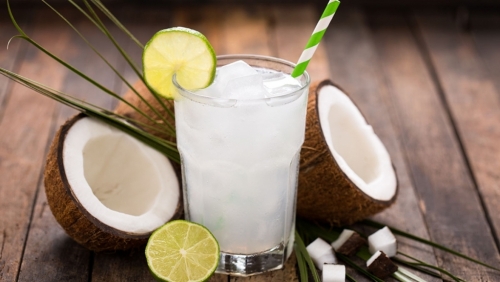 Có nên uống nước dừa vào buổi tối?