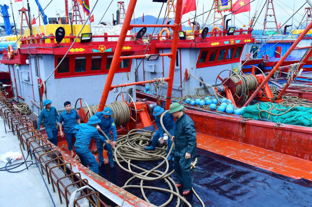 Lực lượng chức năng hỗ trợ người dân neo đậu tàu thuyền tránh trú bão. 