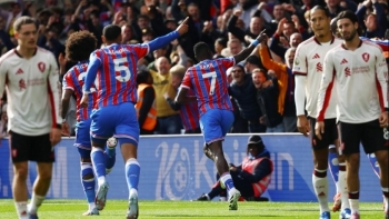 Liverpool thua sốc Crystal Palace, hàng thủ tiếp tục là 