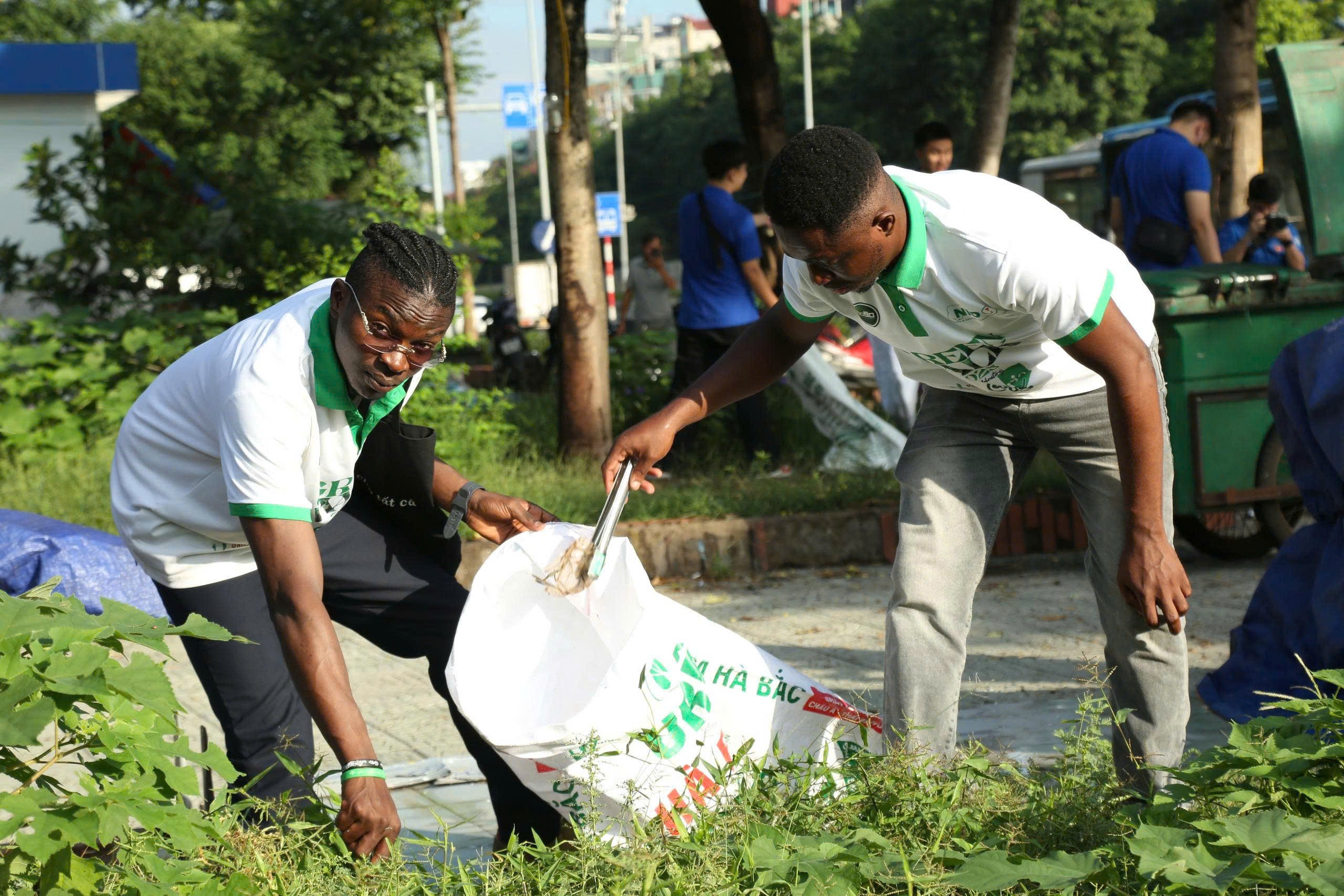 Hơn 300 tình nguyện viên quốc tế và người dân Thủ đô ra quân “Ngày Chủ nhật Xanh”