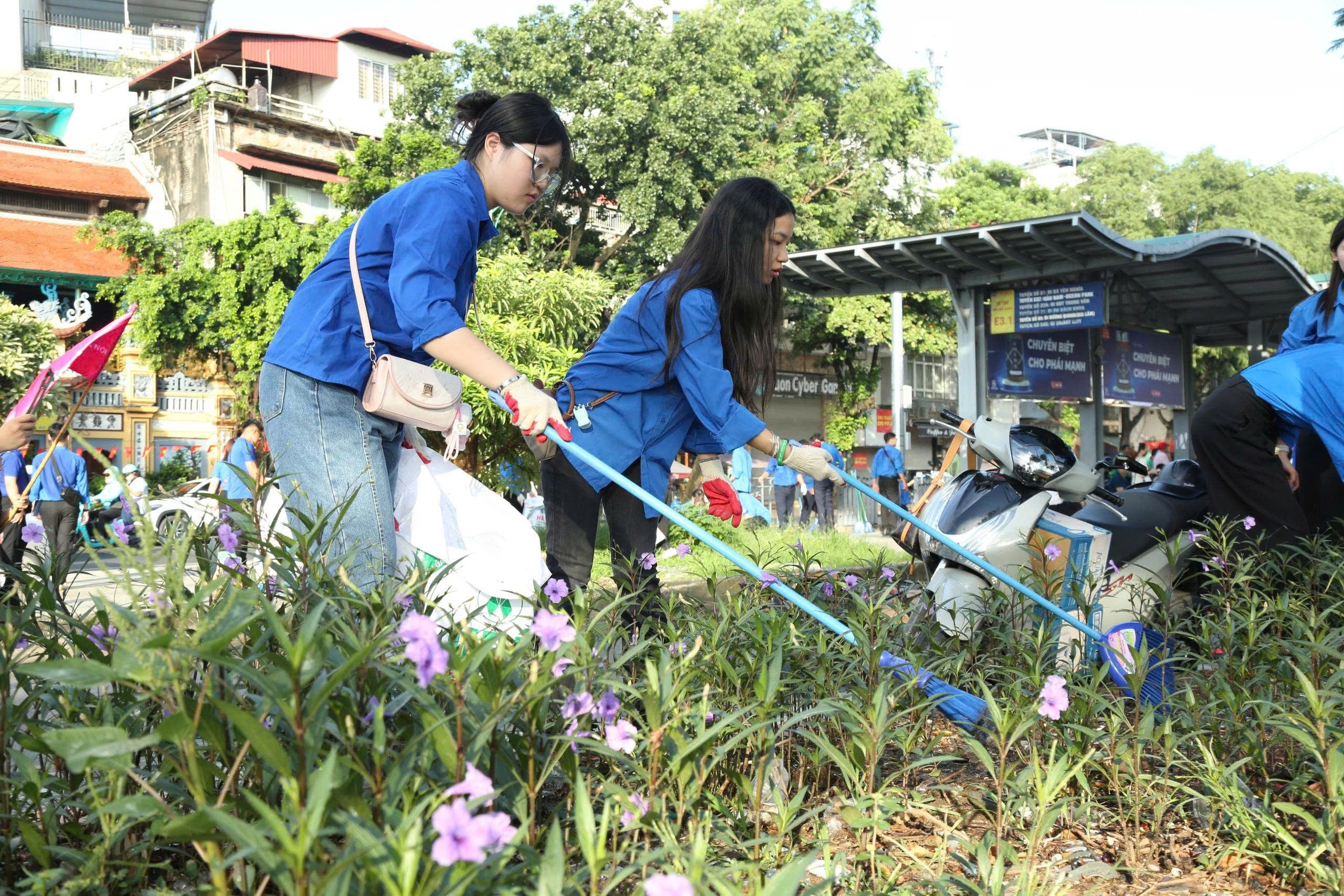Hơn 300 tình nguyện viên quốc tế và người dân Thủ đô ra quân “Ngày Chủ nhật Xanh”