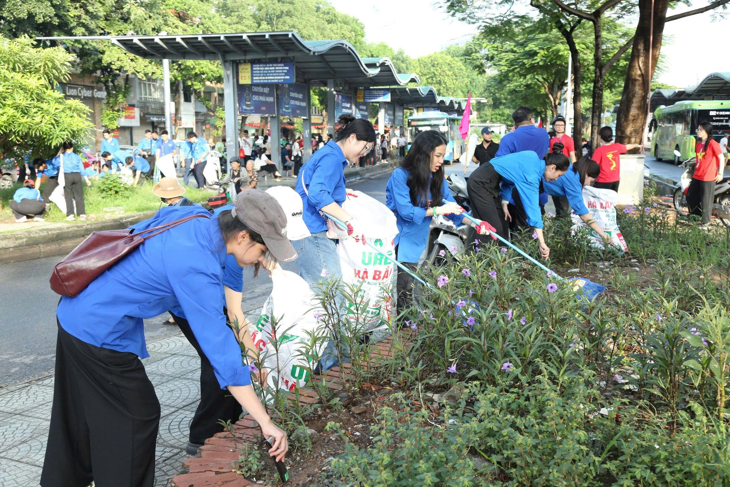 Hơn 300 tình nguyện viên quốc tế và người dân Thủ đô ra quân “Ngày Chủ nhật Xanh”