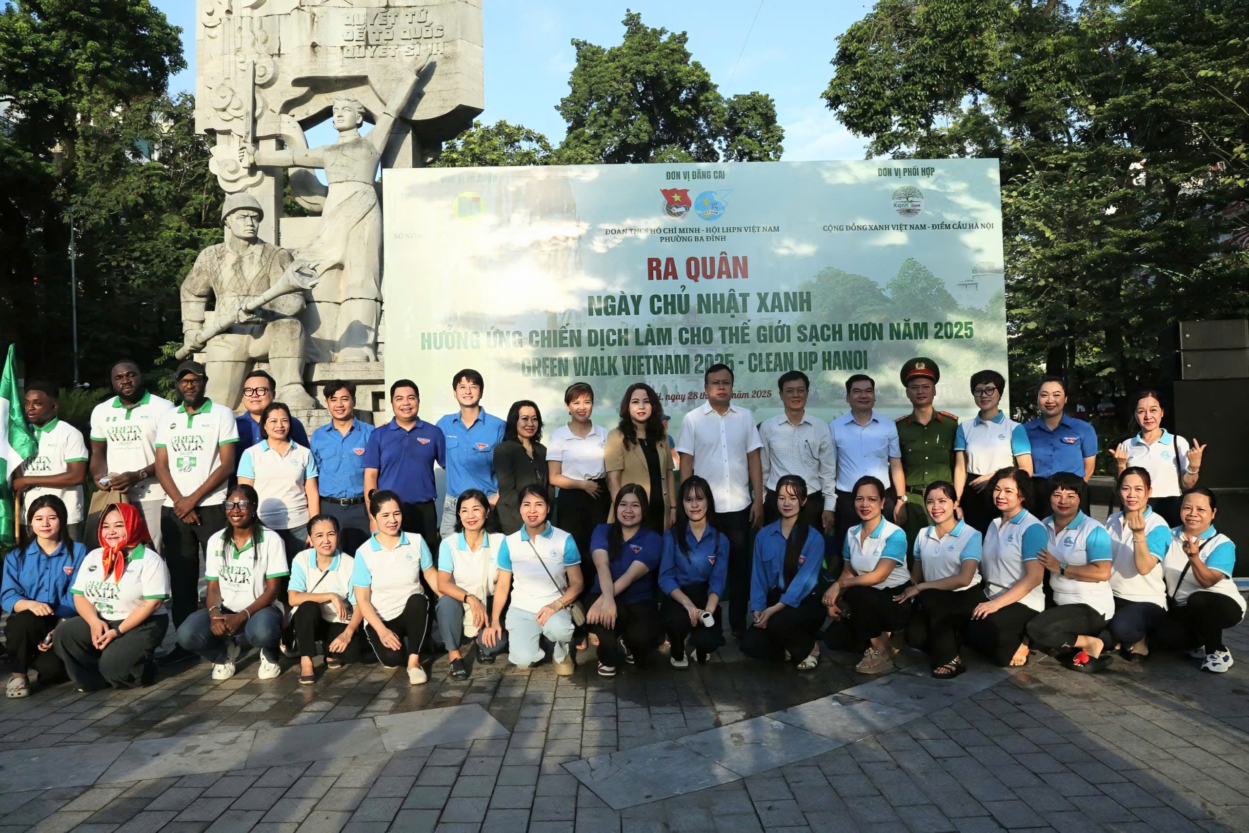 Hơn 300 tình nguyện viên quốc tế và người dân Thủ đô ra quân “Ngày Chủ nhật Xanh”