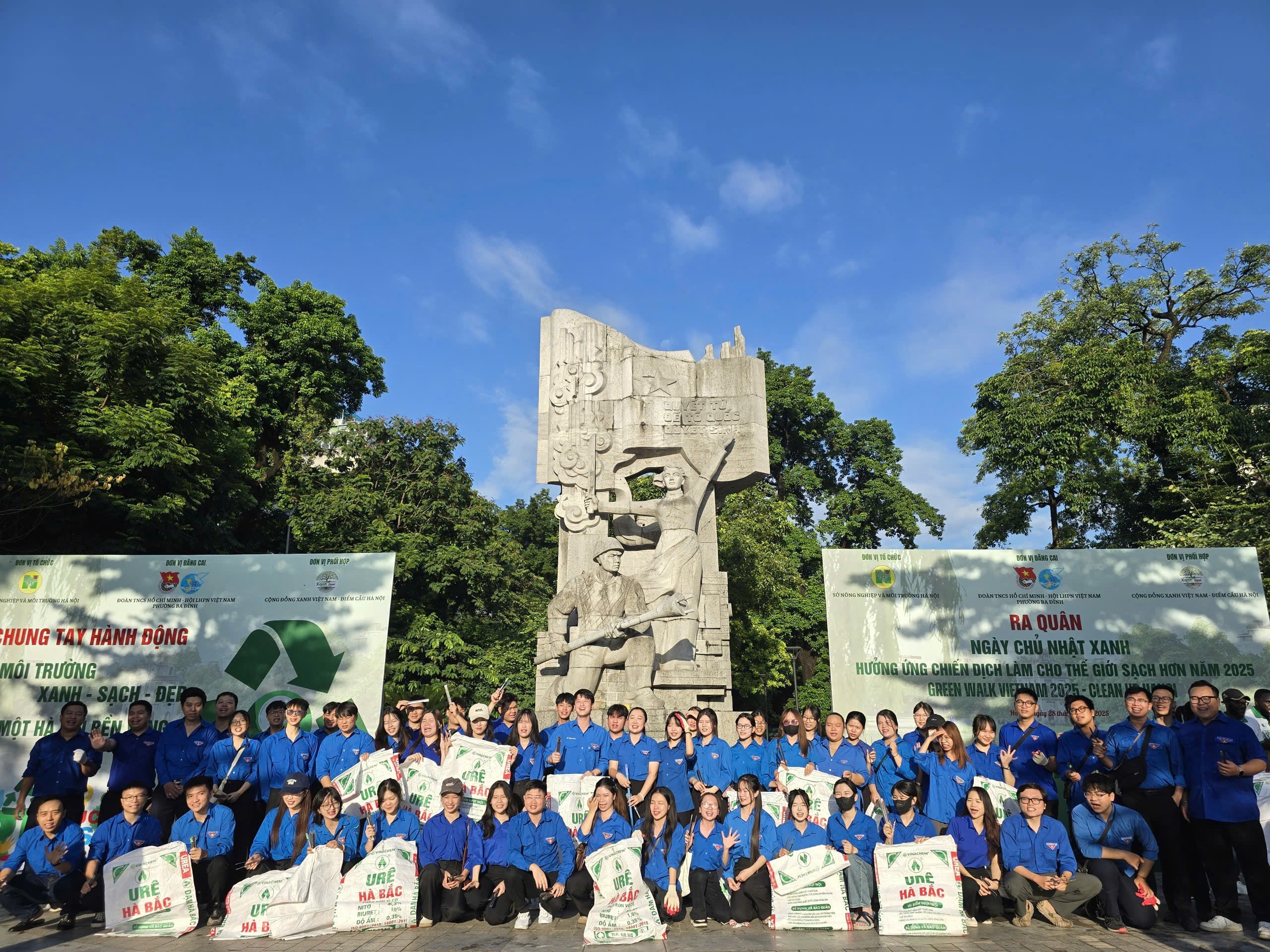 Hơn 300 tình nguyện viên quốc tế và người dân Thủ đô ra quân “Ngày Chủ nhật Xanh”