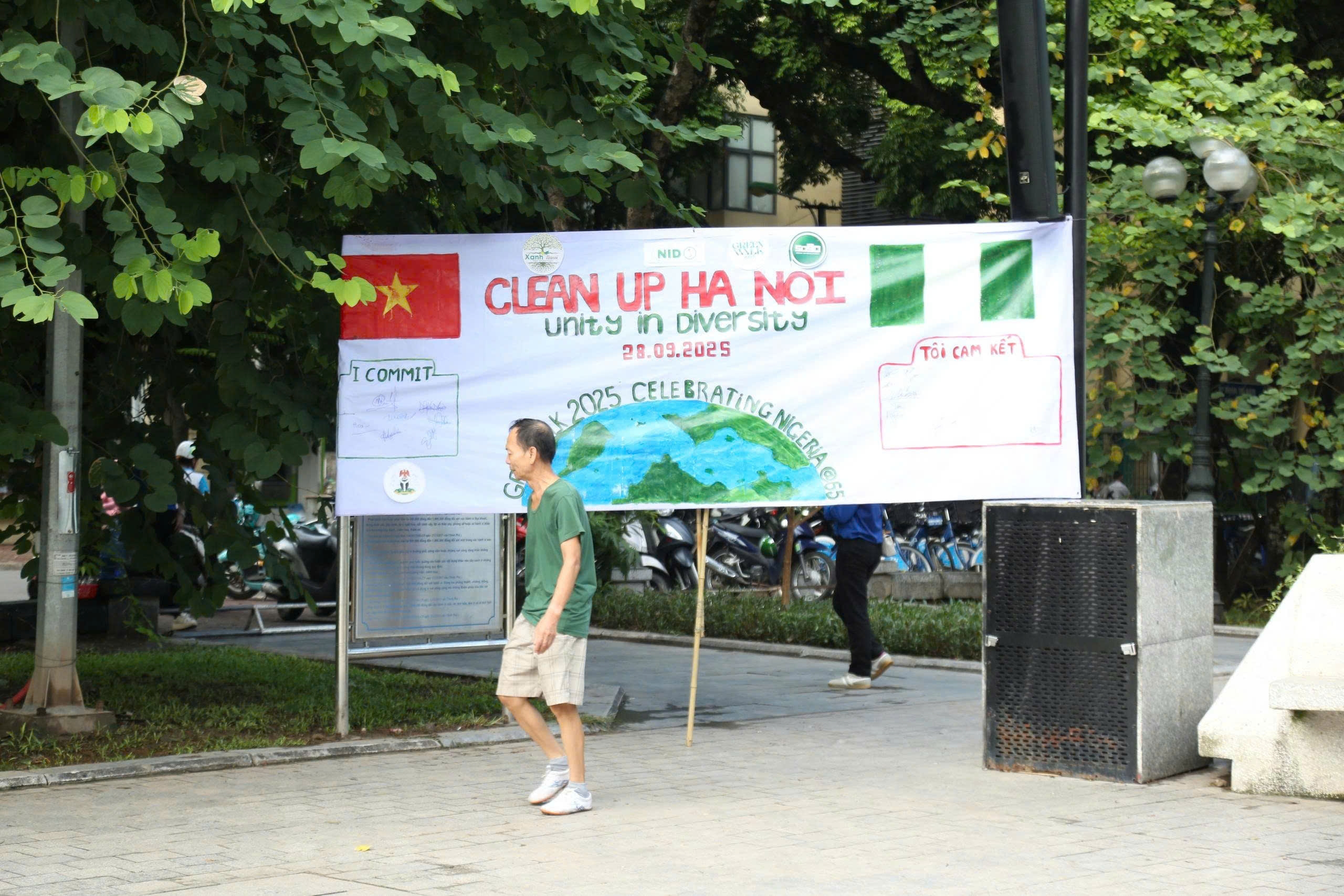 Hơn 300 tình nguyện viên quốc tế và người dân Thủ đô ra quân “Ngày Chủ nhật Xanh”