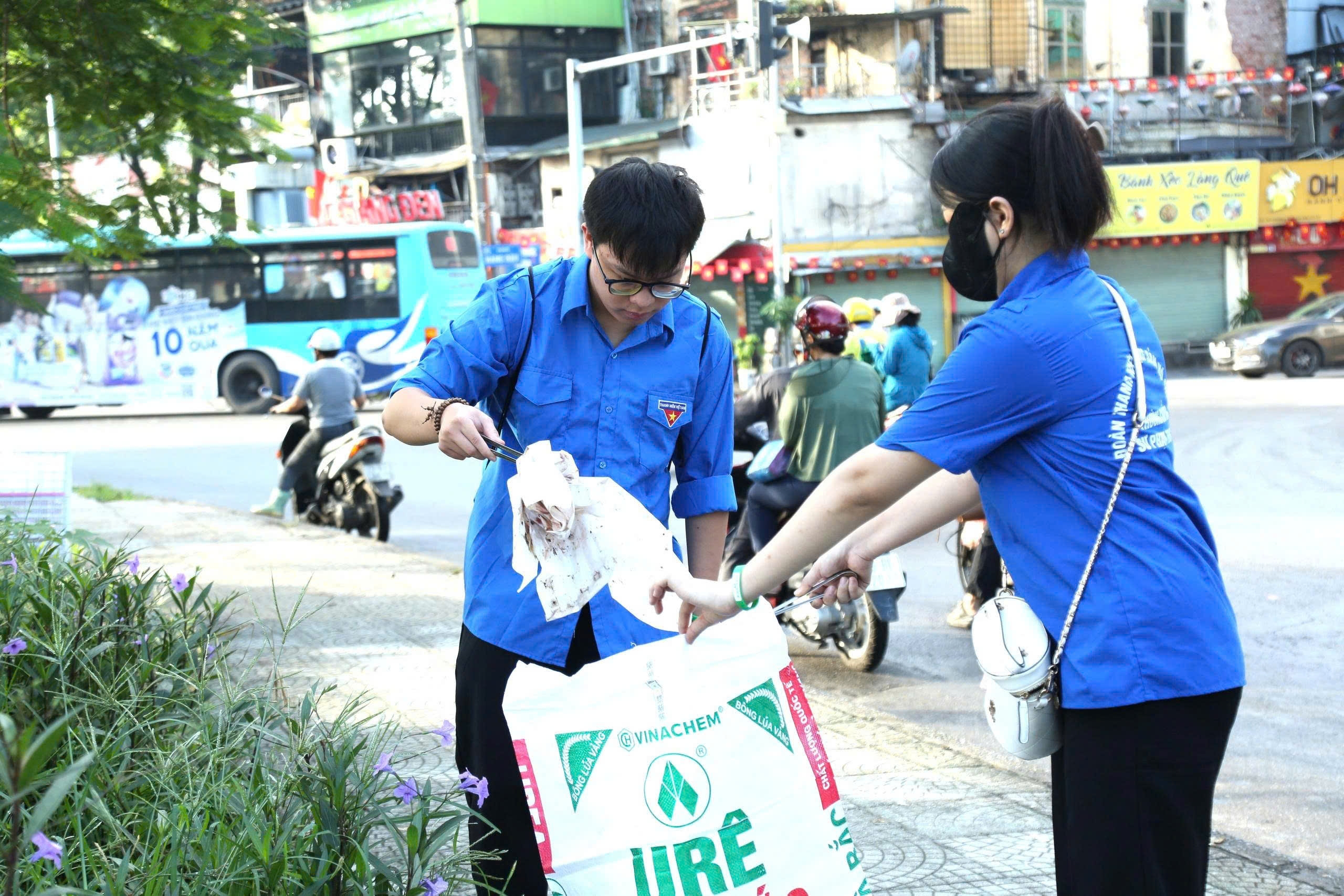 Hơn 300 tình nguyện viên quốc tế và người dân Thủ đô ra quân “Ngày Chủ nhật Xanh”
