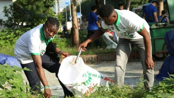 Hơn 300 tình nguyện viên quốc tế và người dân Thủ đô ra quân “Ngày Chủ nhật Xanh”
