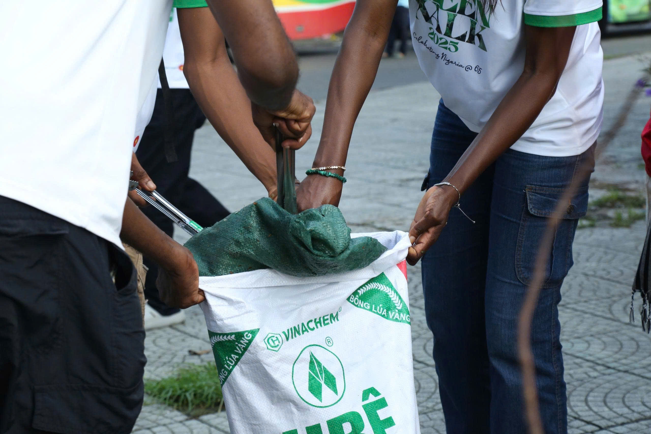 Hơn 300 tình nguyện viên quốc tế và người dân Thủ đô ra quân “Ngày Chủ nhật Xanh”