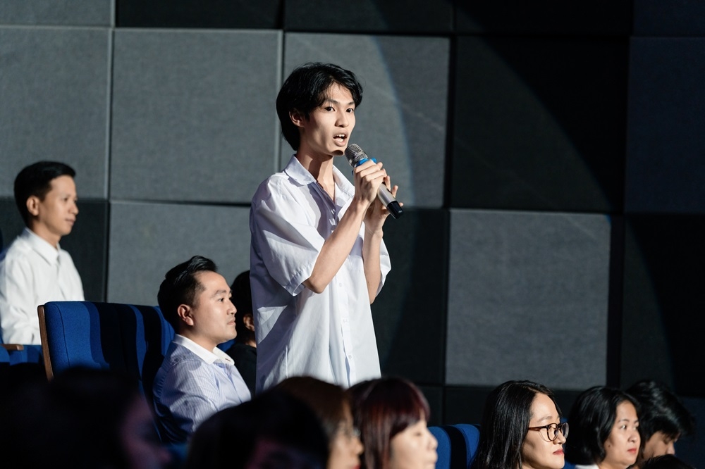 Em Nguyễn Văn Phúc, đến từ Ninh Bình, học sinh Học bổng kiến tạo 2024, chia sẻ câu chuyện của bản thân tại  buổi lễ vừa qua. Với sự đồng hành của Học bổng kiến tạo, Phúc đã dẫn dắt dự án “Trang sách nối đời” và đạt danh hiệu “Đại sứ văn hóa đọc” của tỉnh Ninh Bình 2024