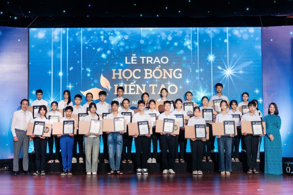30 học sinh lớp 9, 10 có hoàn cảnh khó khăn và học giỏi đã xuất sắc nhận Học bổng iến tạo 2025 của Vinschool