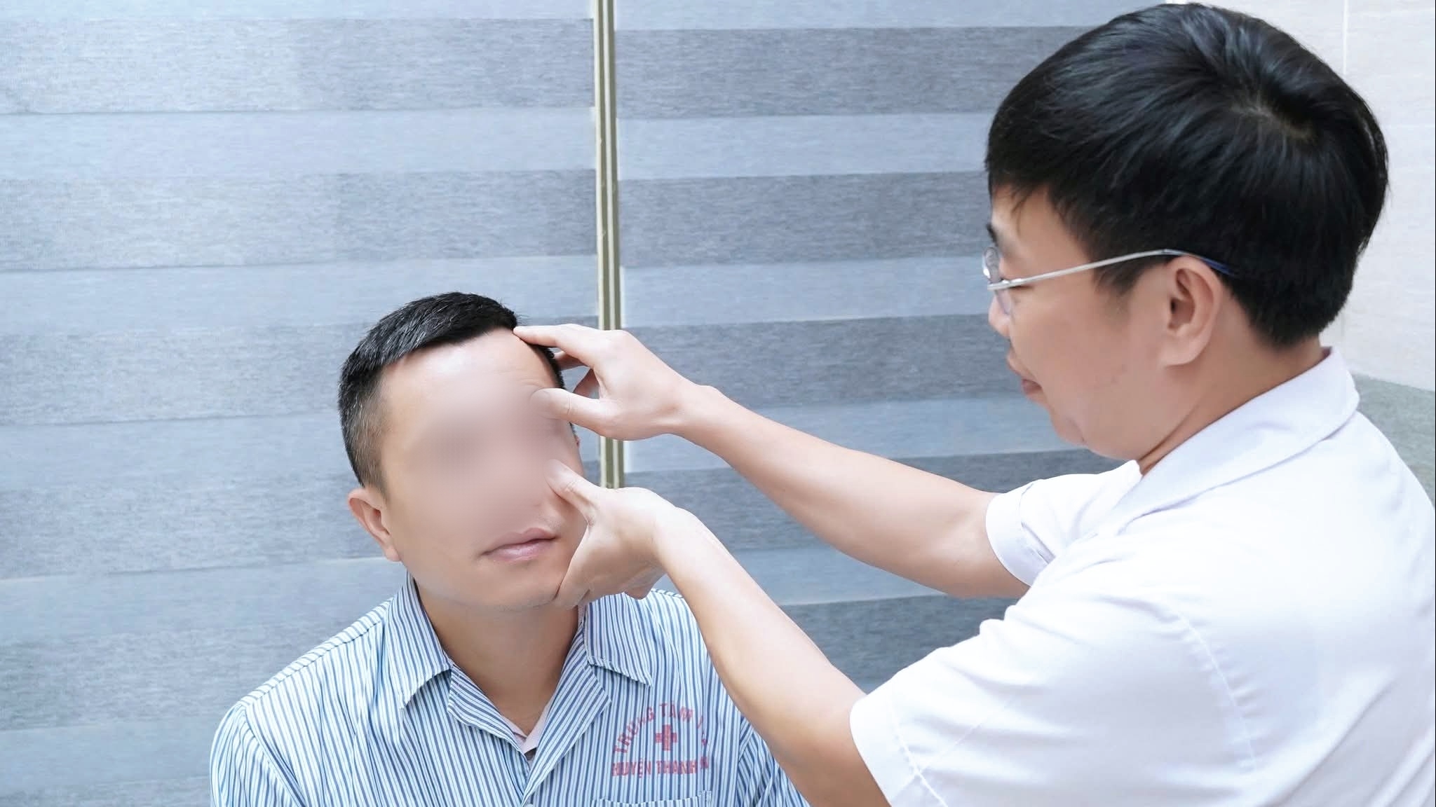 Nam thanh niên nhập viện sau cú va chạm tưởng nhẹ khi chơi cầu lông