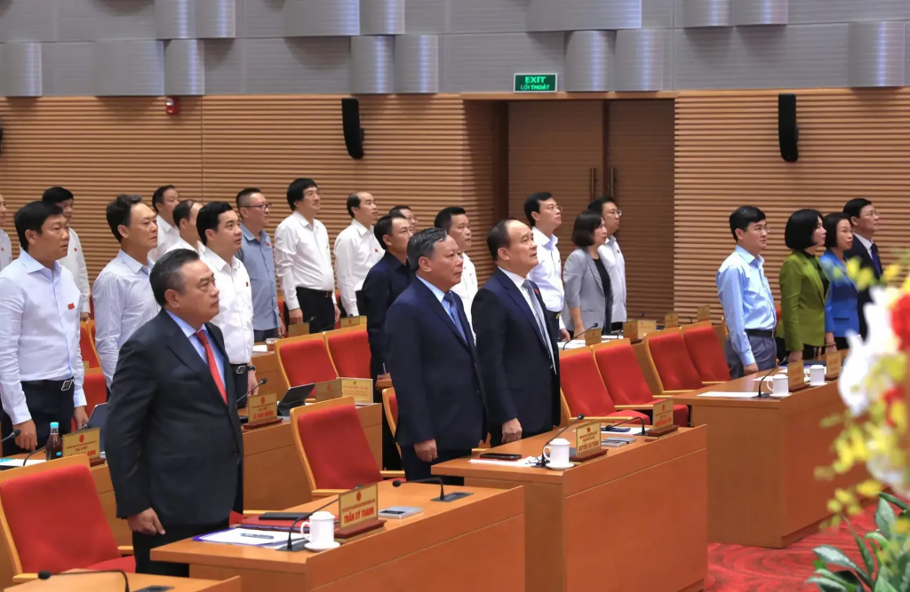 Các đại biểu làm lễ chào cờ khai mạc Kỳ họp. Ảnh: Thanh Hải Các đại biểu làm lễ chào cờ khai mạc Kỳ họp. Ảnh: Thanh Hải