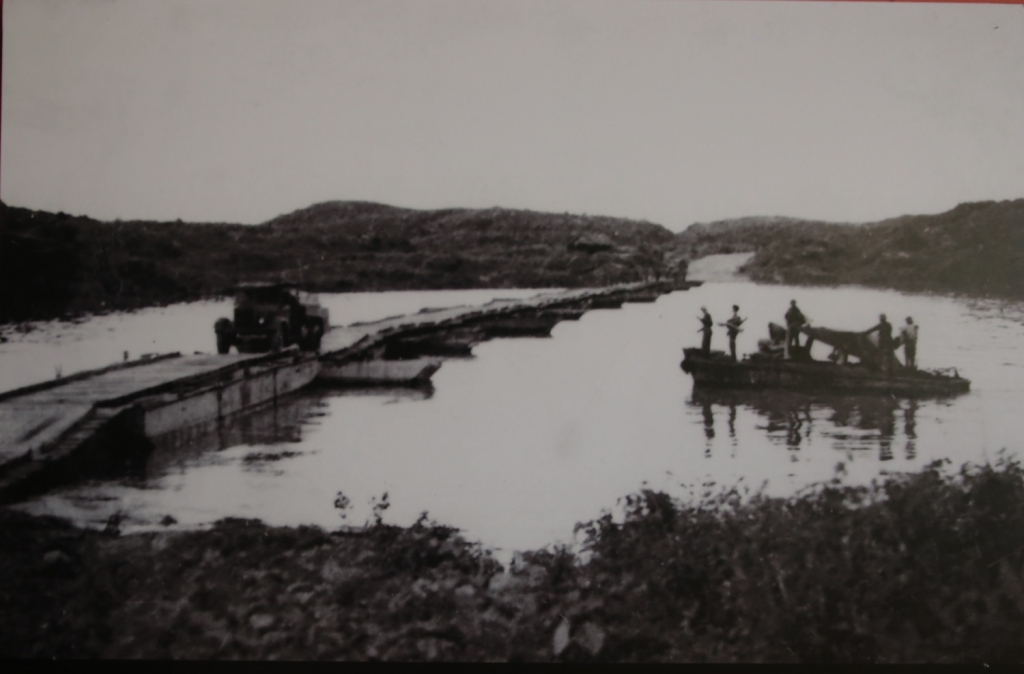 Cầu phao Long Đại, ảnh chụp năm 1972. 