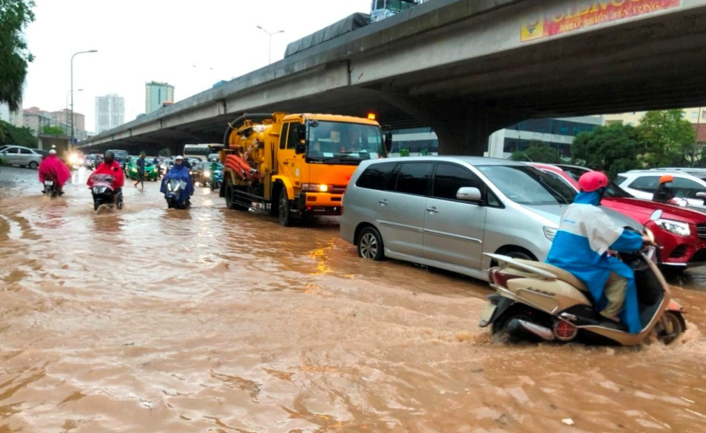 Mưa lớn gây ngập nhiều tuyến đường ở Hà Nội. Ảnh: tienphong.vn