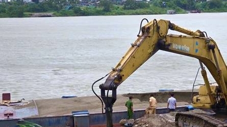 Ngang nhiên lập bến thủy trái phép để bốc dỡ hàng hóa ở bờ sông Hồng