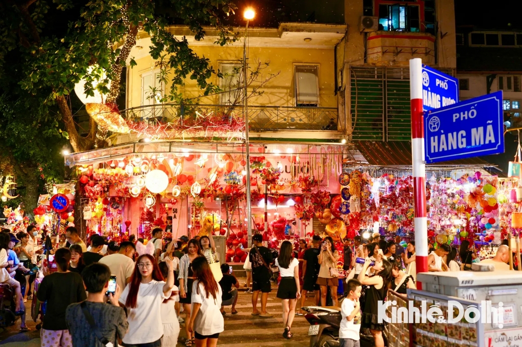 Hà Nội những ngày này rộn ràng với sắc màu Trung thu.