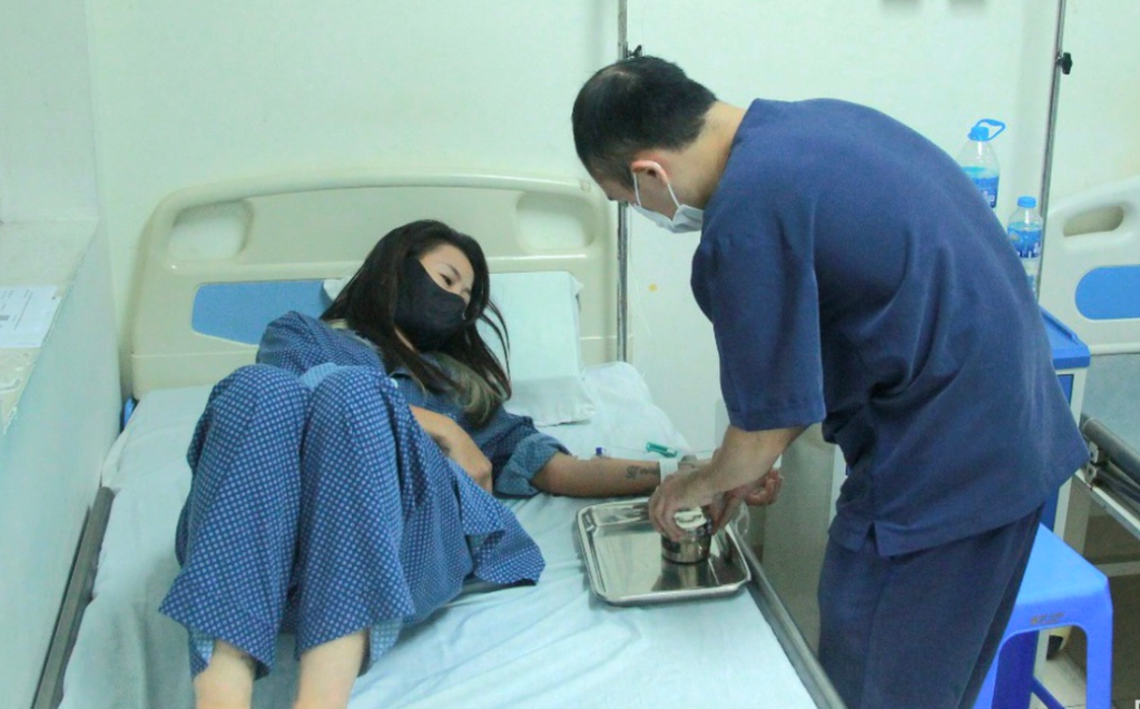 Bệnh nhân nhập viện vì mắc sốt xuất huyết, tiểu cầu giảm sâu.