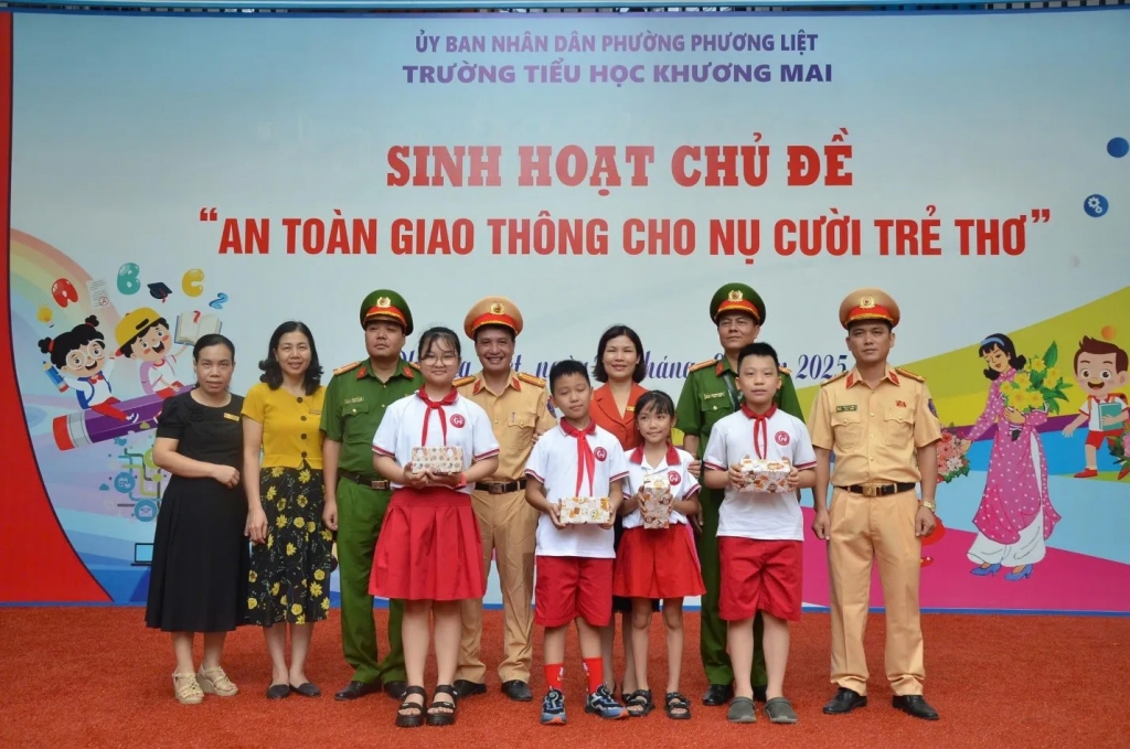 Tuyên truyền pháp luật về trật tự, an toàn giao thông tại Trường Tiểu học Khương Mai. Tuyên truyền pháp luật về trật tự, an toàn giao thông tại Trường Tiểu học Khương Mai.