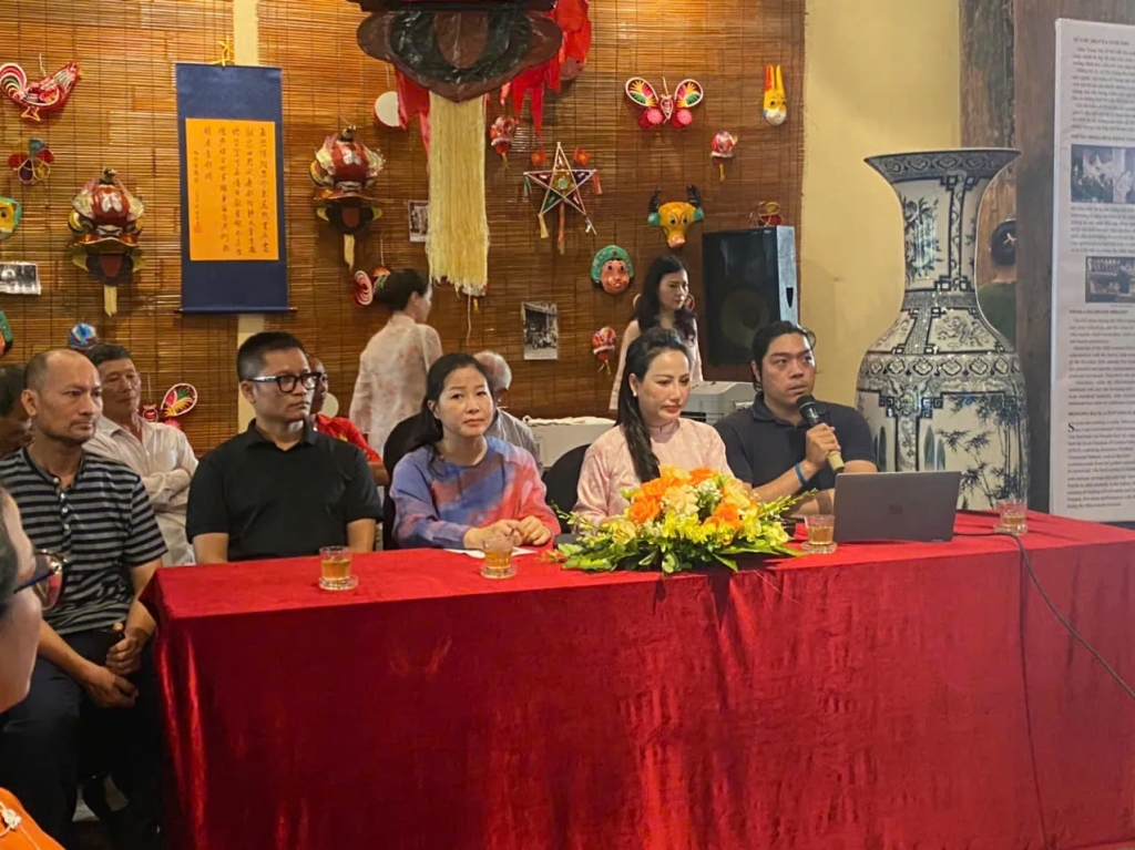 Nhà nghiên cứu Kevin Vương đang chia sẻ về dự án phục dựng đầu sư tử cổ tại đình Kim Ngân (Hoàn Kiếm, Hà Nội). Ảnh: An Nhiên