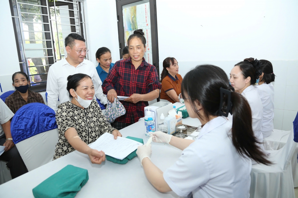 Khám sức khỏe miễn phí cho người dân xã Tiến Thắng, Hà Nội. Ảnh: Phạm Hùng