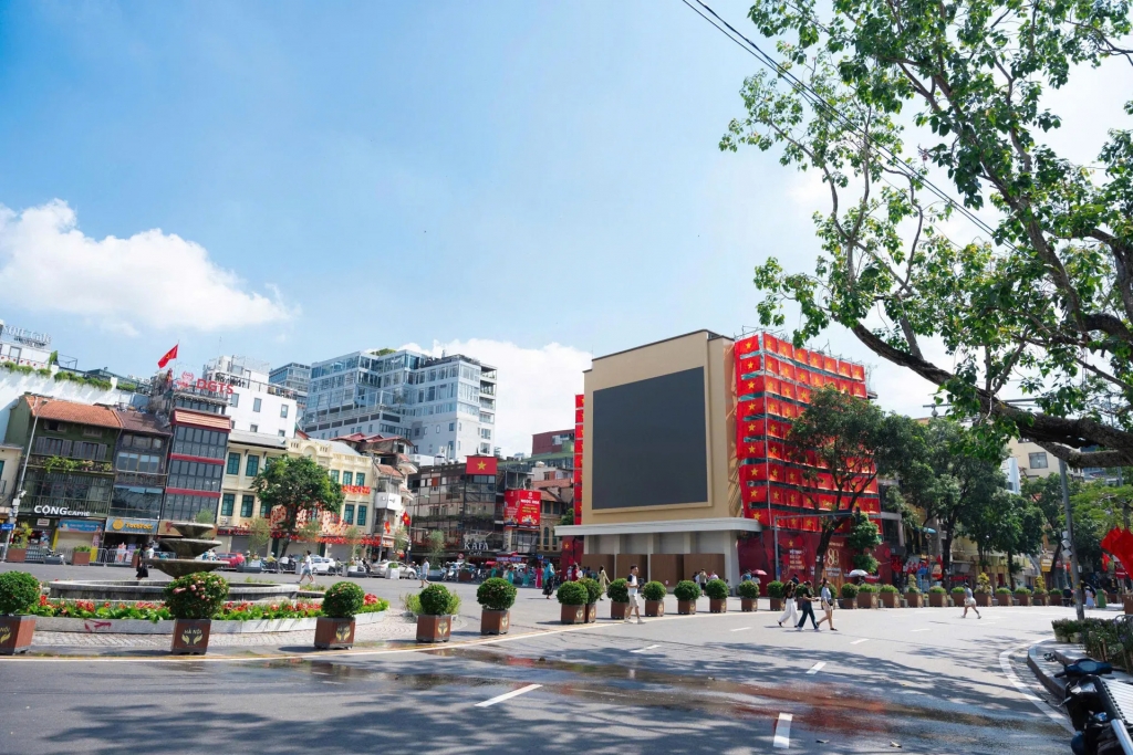 Việc tổ chức lại giao thông, cây xanh của quảng trường Đông Kinh Nghĩa Thục giúp khai thác hiệu quả không gian cho các hoạt động cộng đồng. Ảnh: Duy Khánh