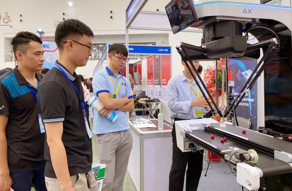 Doanh nghiệp giới thiệu sản phẩm tại Hội chợ triển lãm Công nghiệp hỗ trợ Hà Nội năm 2025. Ảnh: Hoài Nam