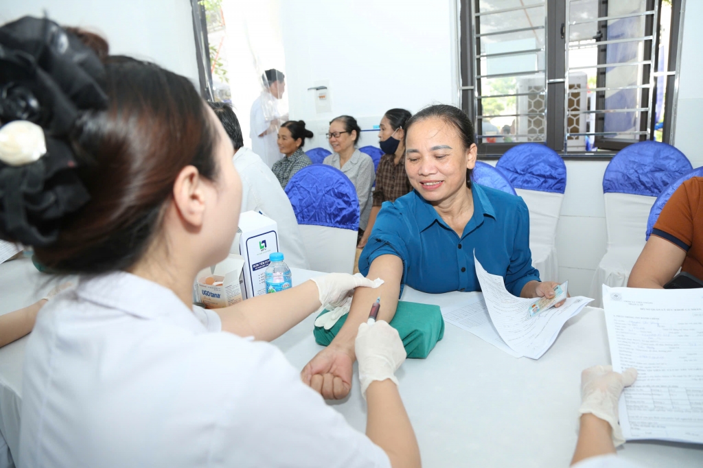 Khám sức khỏe miễn phí cho người dân xã Tiến Thắng, Hà Nội. Ảnh: Phạm Hùng