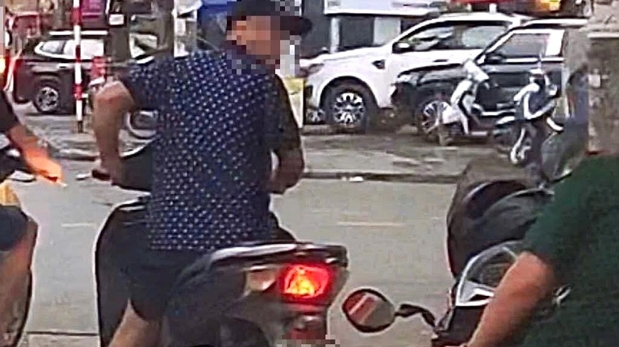 Nam thanh niên đi xe SH có hành vi xấu xí tại ngã tư Ngô Thì Nhậm