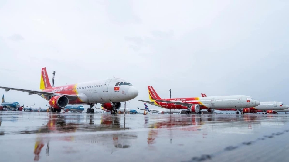 Bão số 10 gây thiệt hại nặng tại nhiều cảng hàng không miền Trung