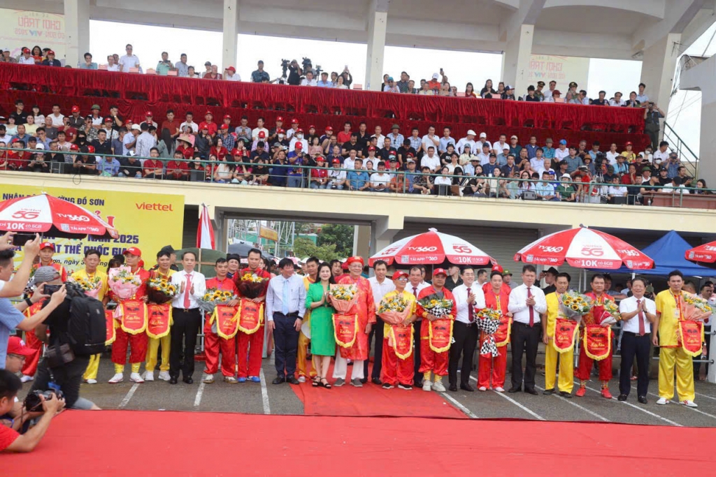 Ban tổ chức trao hoa và Cờ lưu niệm tặng các ông chủ trâu có trâu tham gia Lễ hội