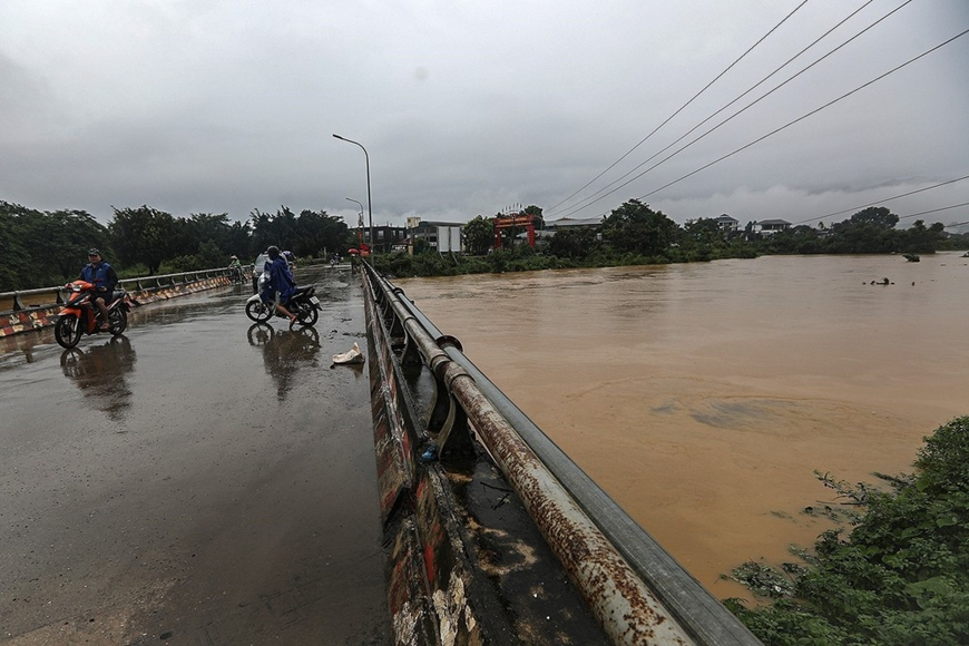 Nước sông Bùi đang dâng cao. Ảnh: TTXVN