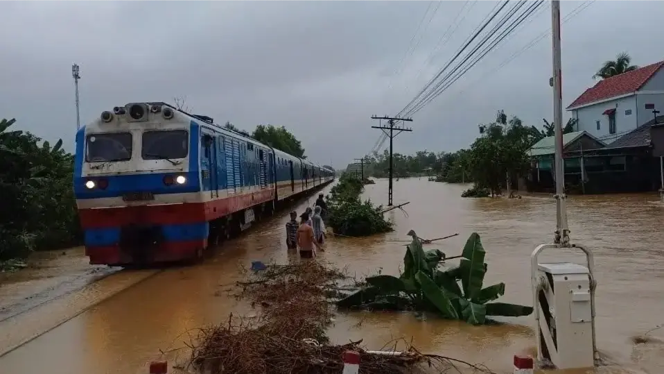 Bão số 10 gây ngập đường ray, ngành Đường sắt tạm dừng nhiều chuyến tàu Bão số 10 gây ngập đường ray, ngành đường sắt tạm dừng nhiều chuyến tàu
