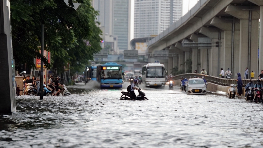 Mưa lớn dồn dập, nhiều sông ở Bắc Bộ và Bắc Trung Bộ vượt báo động 3